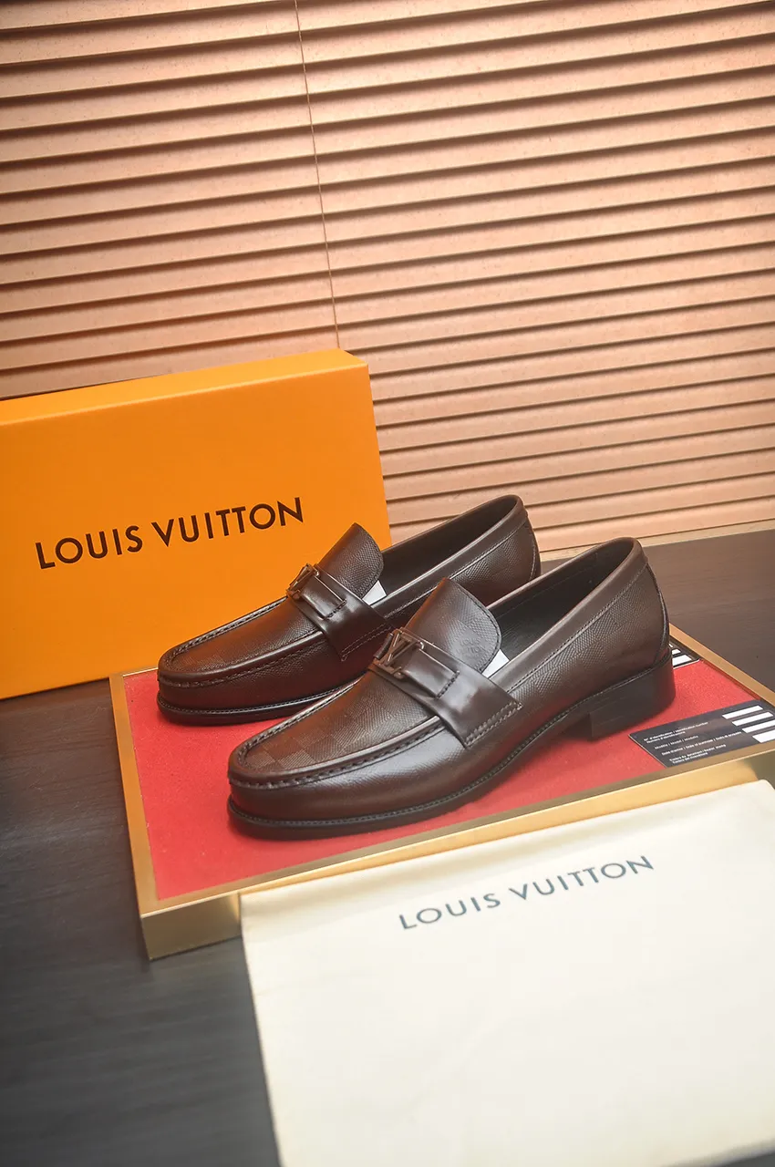 Men's men's shoes 💰540💶 [LV] (original single cowhide lining) 🍀LV's latest genuine leather business suit shoes are launched simultaneously on the official website. The first-layer cowhide imported from Italy is made of heavy gold, 💥official website 1:1 rubber outsole. Versatile to wear, high-end without losing class, and the color combination is extraordinary. This four-season style is alluring when worn on your feet, showing off your big-name flair. Standard code 39-45 (45 customized)